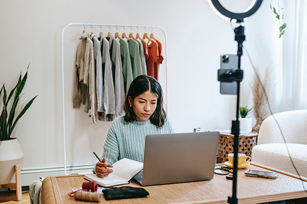 Jeune femme élaborant une stratégie de marketing digital