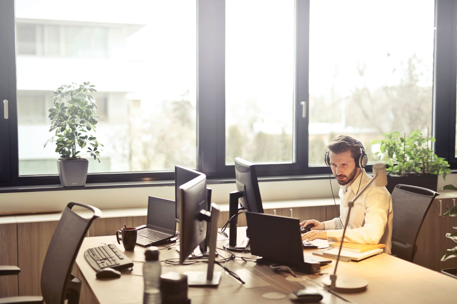 Une agence de communication de crise peut prendre en charge la veille sur différentes plateformes pour prévoir les crises.