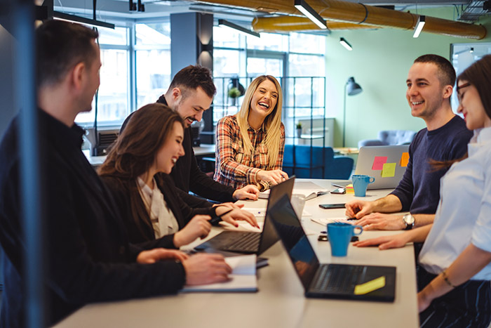 Personnes heureuses au travail